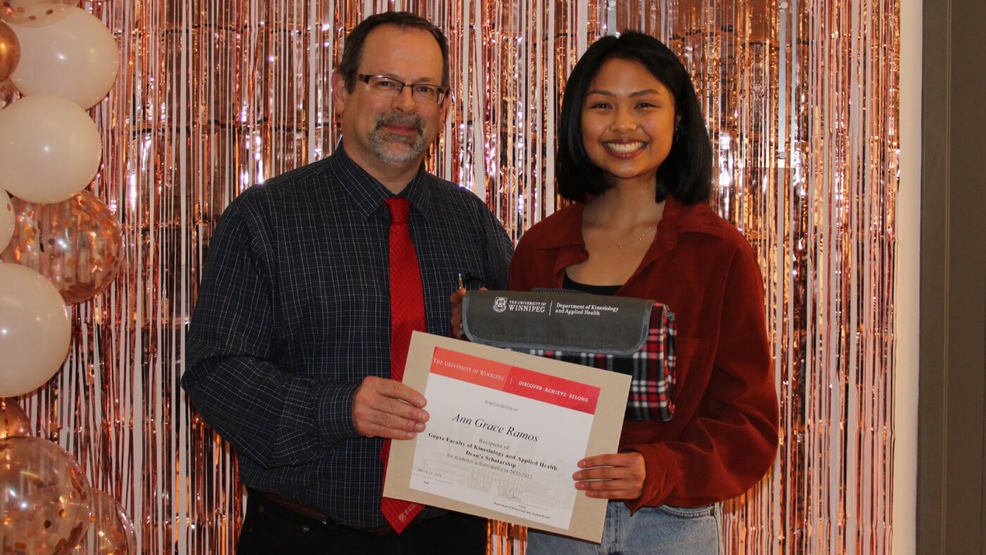 Student Ann Grade Ramos holding her award for Dean’s Scholarship for the Gupta Faculty of Kinesiology and Applied Health – Ann Grace Ramos