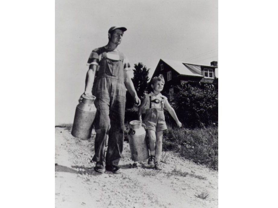 Mr. Edward Henseler, former agronomist from Cologne, Germany and his son, Ulric, 5 years old, St-Thomas de Caxton, Québec, 1962. (Library and Archives Canada, PA-186362)